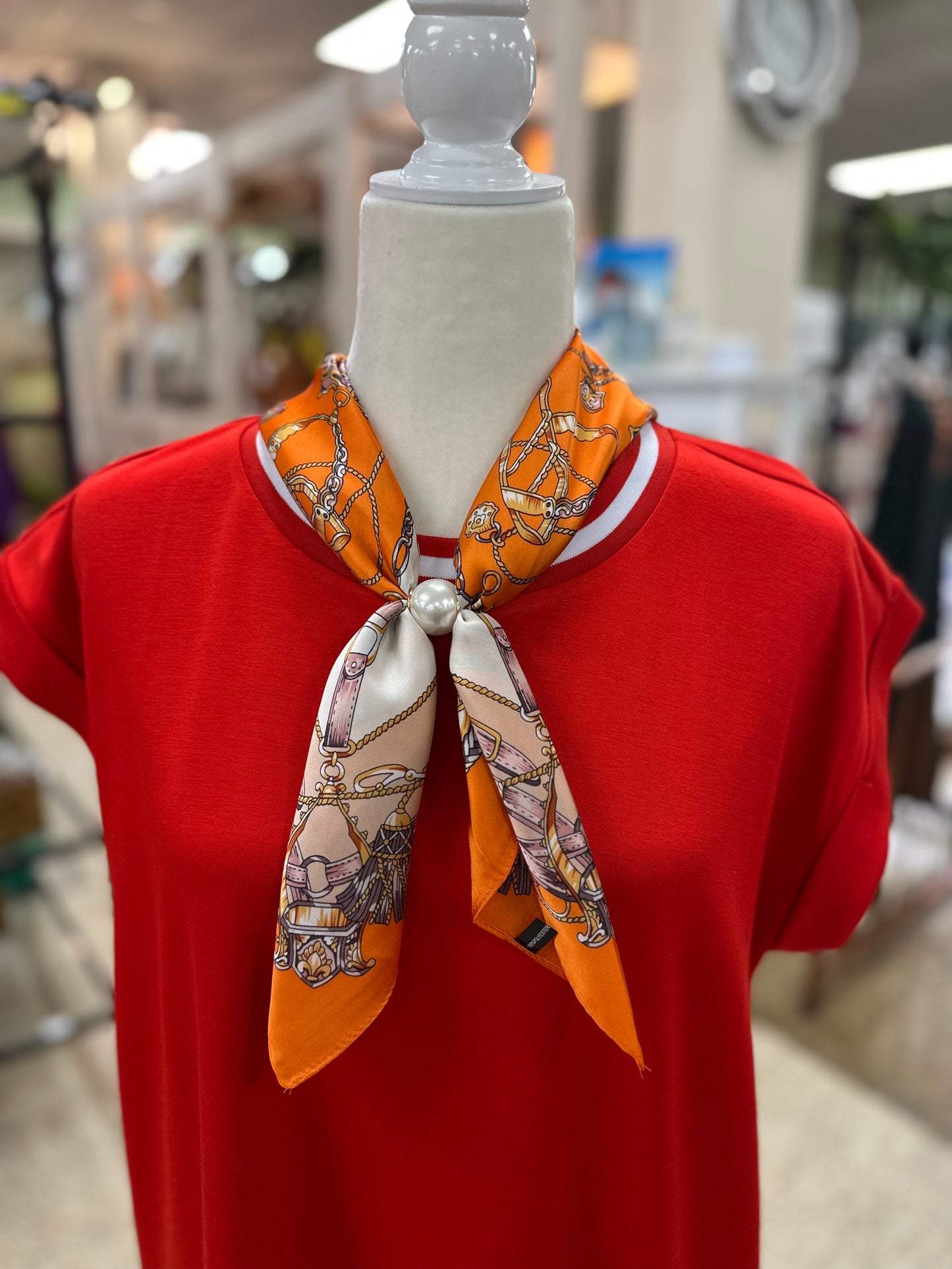 Scarf With Magnetic Pearl
