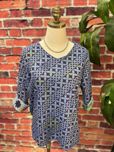 Load image into Gallery viewer, Reversible Garden Print Blouse