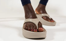 Load image into Gallery viewer, Oofos OOMega Luxe Thong