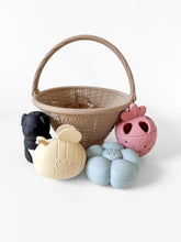 Load image into Gallery viewer, Strawberry Patch Bath Toys