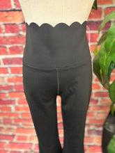 Load image into Gallery viewer, 🖤 Scallop Edge Sculpt Leggings