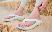 Load image into Gallery viewer, OOFOS OOlala Shiny Thong