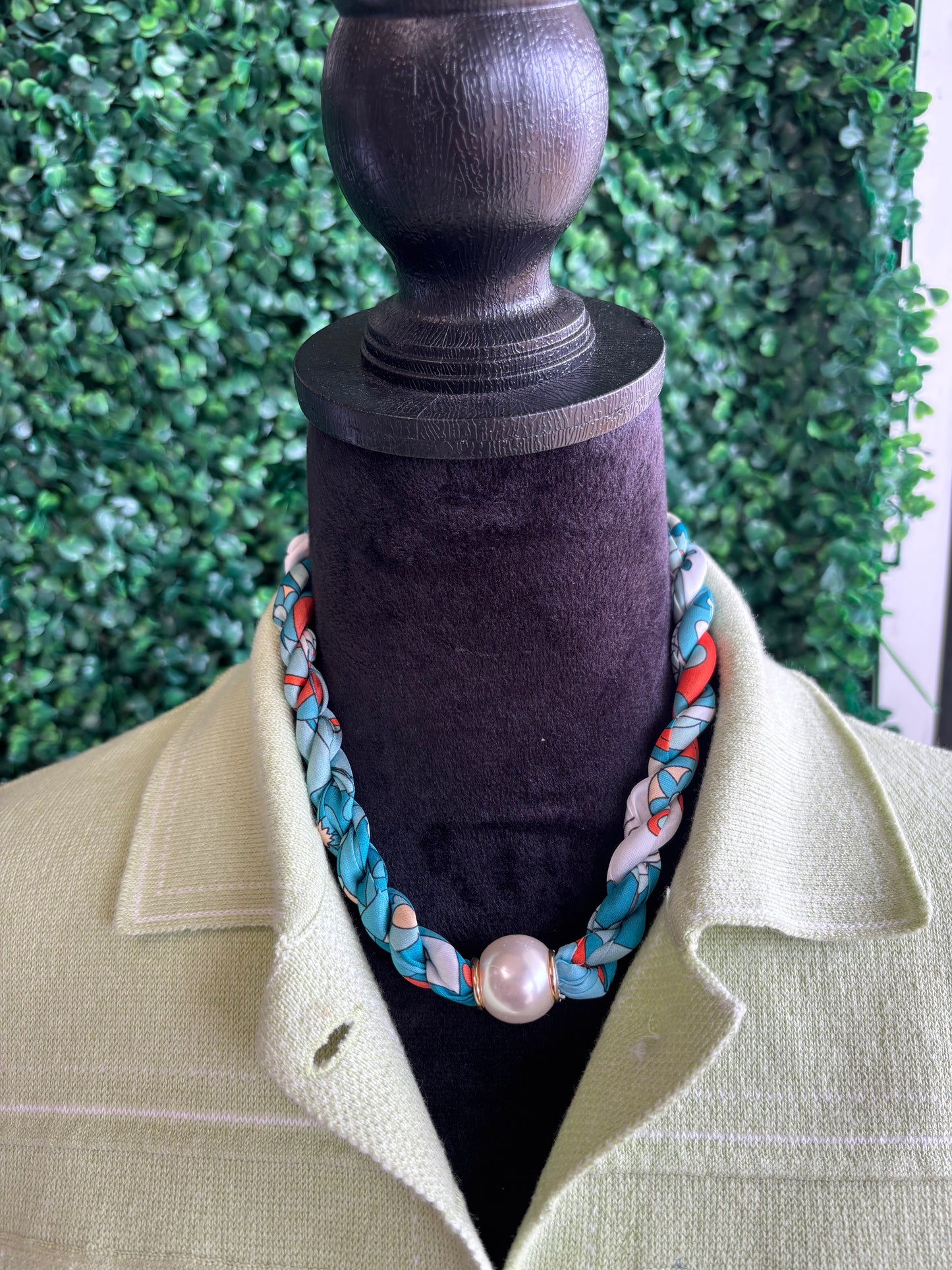 Twisted Scarf Necklace W/Magnetic Pearl