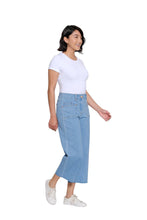 Load image into Gallery viewer, Raw Edge Hem Crop Jean