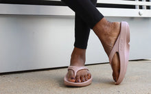 Load image into Gallery viewer, OOFOS OOlala Shiny Thong