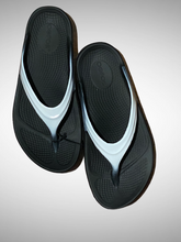 Load image into Gallery viewer, OOFOS OOlala Shiny Thong