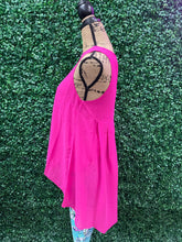 Load image into Gallery viewer, Courtlyn Sleeveless High Low Top