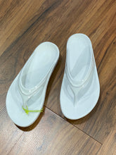 Load image into Gallery viewer, OOFOS OOlala Shiny Thong
