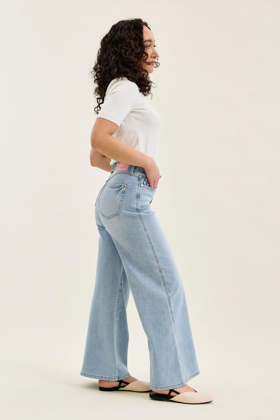 Judy Blue HW T.C. Retro Wide w/ Curve Coin Pkt