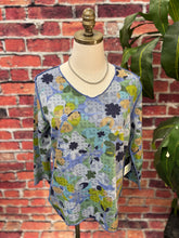 Load image into Gallery viewer, Reversible Garden Print Blouse
