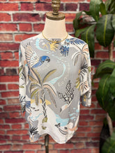 Load image into Gallery viewer, Made in Italy Artistic Lightweight Sweater
