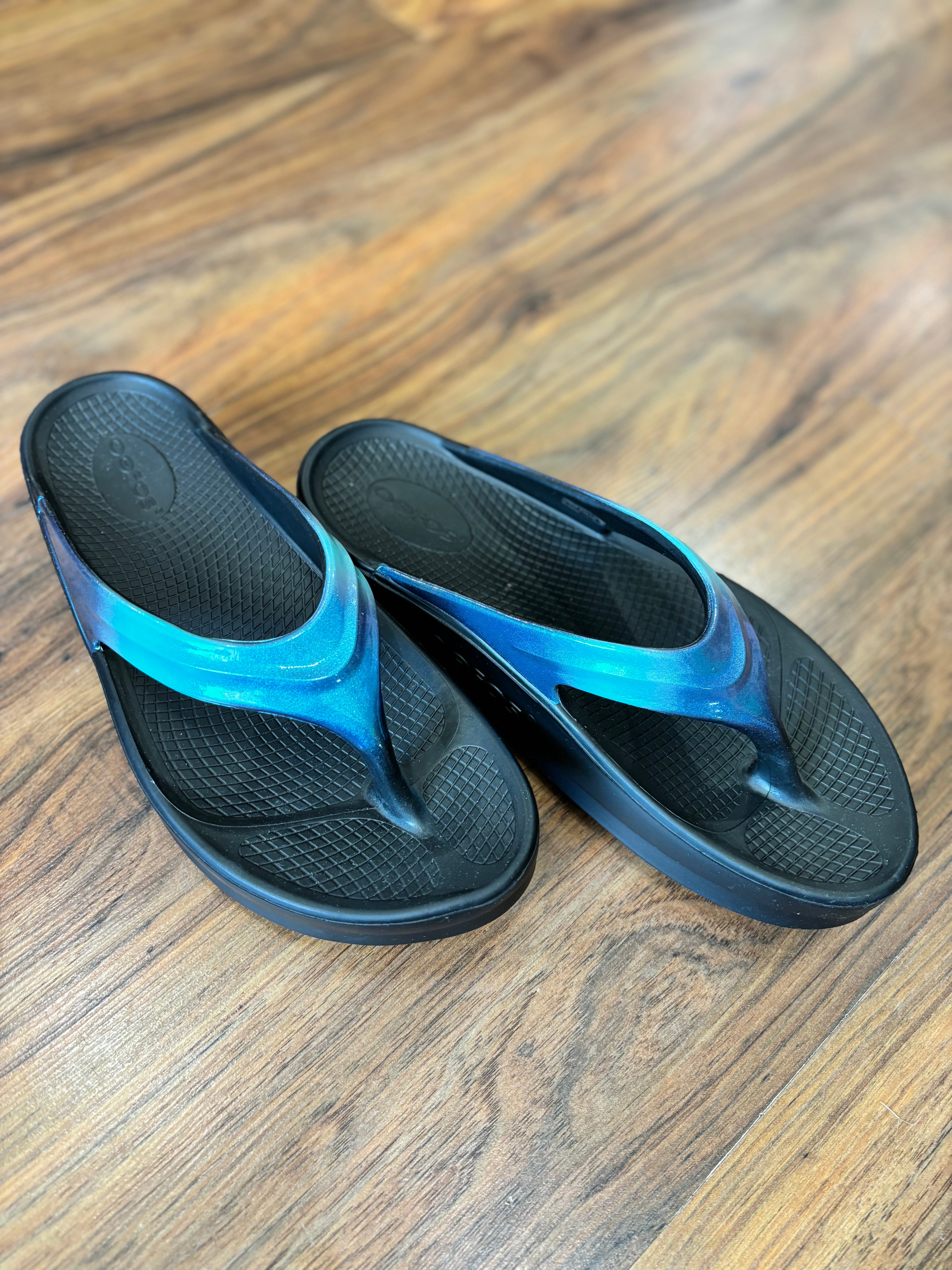 Oofos OOMega Luxe Thong – Vikki'sA Unique Boutique