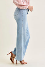 Load image into Gallery viewer, Judy Blue HW T.C. Retro Wide w/ Curve Coin Pkt
