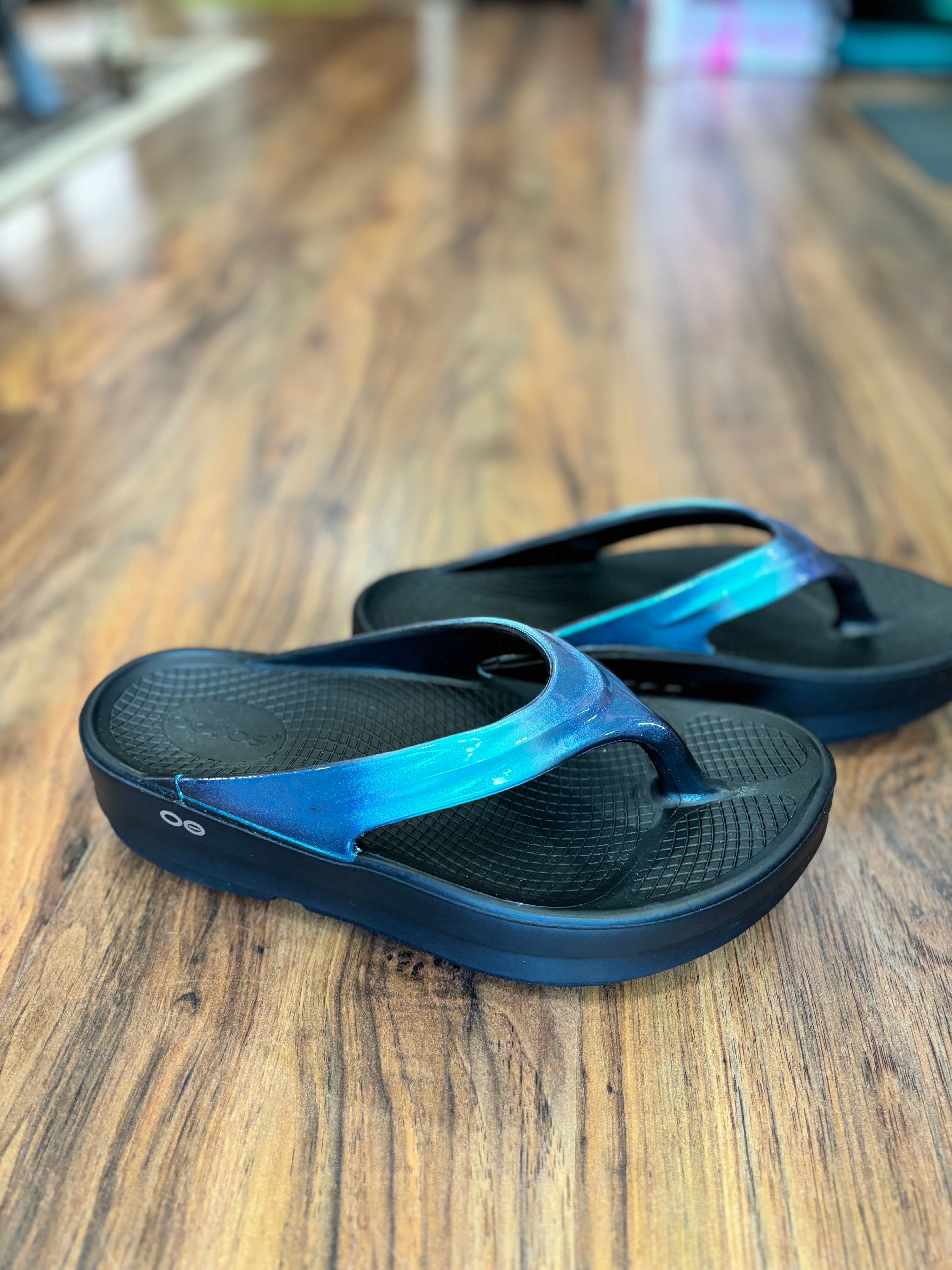Oofos OOMega Luxe Thong – Vikki'sA Unique Boutique