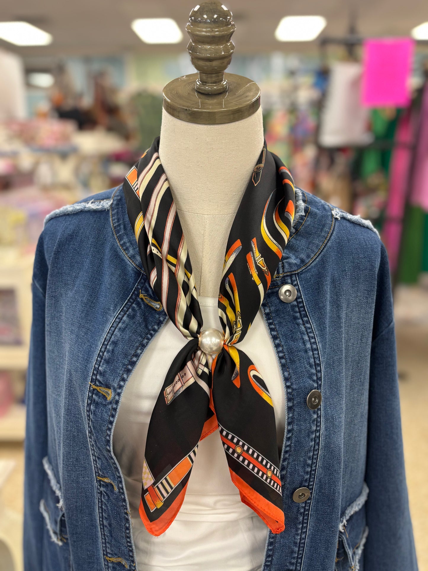 Scarf With Magnetic Pearl