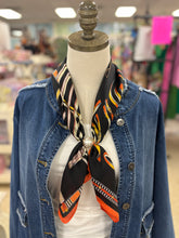 Load image into Gallery viewer, Scarf With Magnetic Pearl

