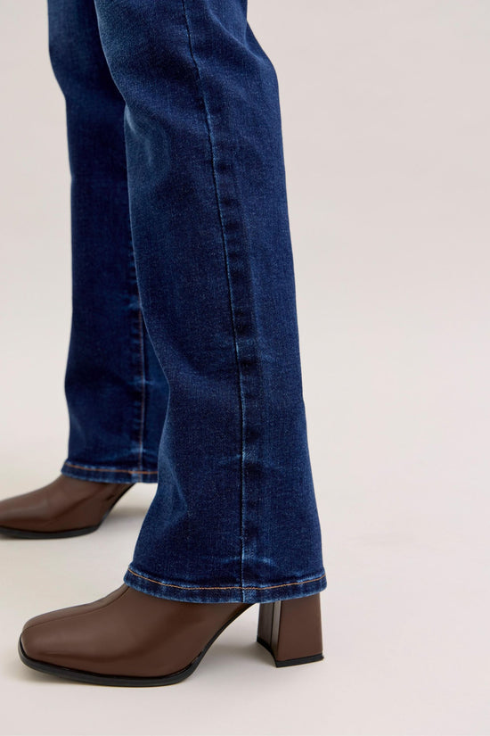 Judy Blue Mid Rise Straight